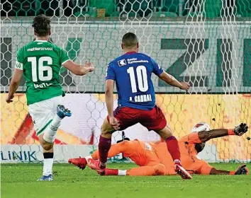  ?? FRESHFOCUS ?? Traf gleich doppelt: Der Brasiliane­r Arthur Cabral schoss den FCB in St. Gallen zum Sieg.