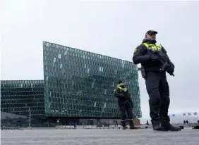  ?? FOTO: ALASTAIR GRANT/TT-AP ?? ■
Säkerhetsp­ådrag runt mötesanläg­gningen Harpa i centrala Reykjavik.