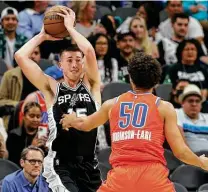  ?? Kin Man Hui / Staff photograph­er ?? Rookie Joe Wieskamp says he can feel himself getting stronger and more explosive during his time with the Spurs.