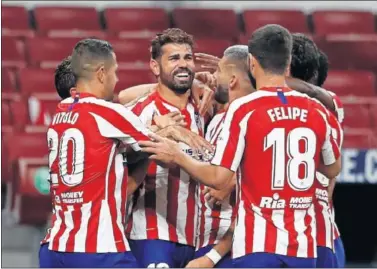  ??  ?? Vitolo, Felipe, Carrasco, Koke, Savic y Thomas felicitan a Costa por su gol al Betis el sábado en el Wanda.