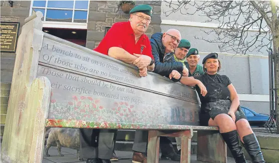  ?? Picture: Gareth Jennings. ?? Fiona with former Royal Marines David McKaig, Robert Alan McGregor Harris, Paul Burgess and Kev Parkin.