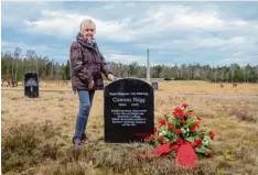  ?? Foto: Jens Christian Wagner ?? Die Enkelin von Clemens Högg, Gabriele Rauch, am Gedenkstei­n für ihren Großvater in Bergen Belsen.