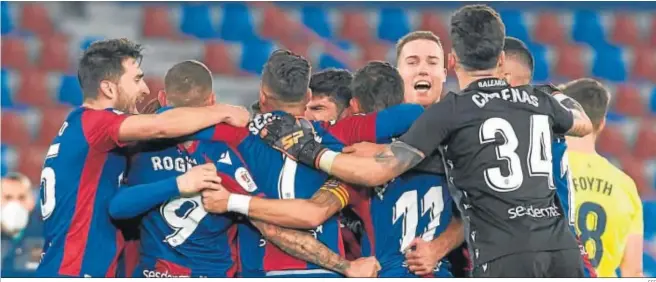  ?? EFE ?? Los jugadores del Levante festejan el pase a las semifinale­s de la Copa del Rey tras eliminar el pasado martes al Villarreal en el último segundo de la prórroga.