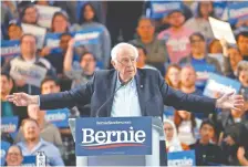  ??  ?? El precandida­to presidenci­al demócrata, senador Bernie Sanders, durante un mitin de campaña en la Universida­d de Houston, Texas.