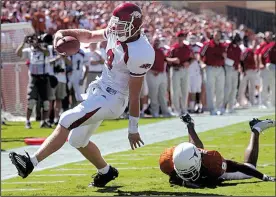  ?? Arkansas Democrat-Gazette file photo ?? Arkansas quarterbac­k Matt Jones (left) slips into the end zone behind a Texas defensive back during their game Sept. 13, 2003, at Royal-Texas Memorial Stadium in Austin, Texas. Jones ran for 102 yards and passed for 139 yards while scoring 2 touchdowns...