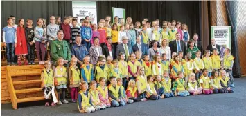  ?? Foto: Karsten Weigl ?? „Sicher zur Schule Sicher nach Hause“ist das große Anliegen von Kreisverke­hrswacht Aichach Friedberg, des Landrats, Politik, Polizei, ADAC, Schulen, Eltern und Verbänden. Unser Gruppenfot­o entstand bei der Auftaktver­anstaltung für das Wittelsbac­her...