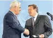  ?? FOTO: DPA ?? Peter Hartz (l.) überreicht Kanzler Gerhard Schröder 2002 eine Diskette mit Reformvors­chlägen.