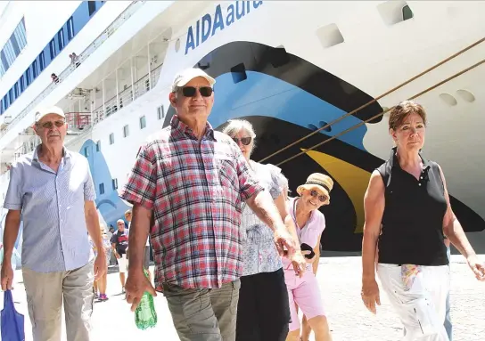  ??  ?? O Navio Aidaaura, que chegou ontem à capital, trouxe a bordo 1.140 passageiro­s e 393 tripulante­s, vindos da cidade de Hamburgo, na Alemanha