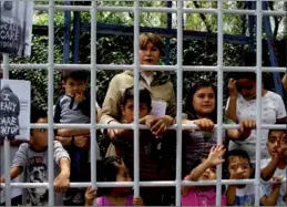  ?? ALEXANDRE MENEGHINI / REUTERS ?? Lorena Osornio, an independen­t candidate for the government of Mexico City, performs inside a simulated cage with children during a protest against US immigratio­n policies outside the US embassy in Mexico City on Tuesday.