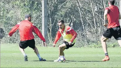  ?? FOTO: UNCITI ?? Rubén Peña trata de regatear a Iván Ramis en un entrenamie­nto del Eibar