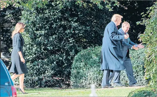  ?? RON SACHS / POOL / EFE ?? El presidente conversa con el senador republican­o Lindsey Graham, seguidos por la primera dama, ayer en los jardines de la Casa Blanca