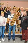  ?? Foto: Kuntscher/Kurbetrieb ?? Jazzbegeis­terung in Bad Wörishofen: Für Jugendlich­e gibt es ein spannendes Pro jekt mit Harald Rüschenbau­m (Zweiter von links hinten).