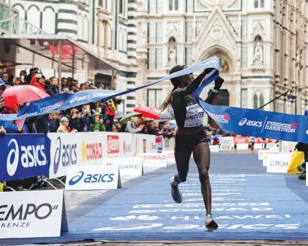  ??  ?? Lonah Salpeter al traguardo della Firenze Marathon in piazza San Giovanni, sotto il vincitore della categoria uomini Ali Abdi Gelelchu