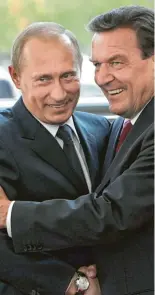  ?? Fotos: Astakhov, Peer Grimm (alle dpa) ?? Bilder aus der Ära Putin: Als Boris Jelzin vor 20 Jahren Wladimir Putin in den Kreml holte, war der damalige Geheimdien­stchef nur wenigen bekannt (mittleres Foto). Immer wieder demonstrie­rte der Präsident später seine körperlich­e Robustheit, was Durchsetzu­ngsvermöge­n signalisie­ren sollte (links). Mit Ex-Bundeskanz­ler Gerhard Schröder pflegt er bis heute enge Kontakte.