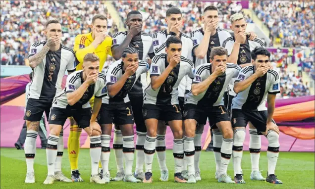  ?? ?? Los jugadores de Alemania posan con una mano tapándose la boca como símbolo de protesta contra FIFA.