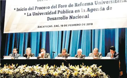  ??  ?? El rector de la UABJO, Eduardo Bautista Martínez, habló ante autoridade­s educativas sobre el papel de las casas de estudio en la agenda de desarrollo nacional.