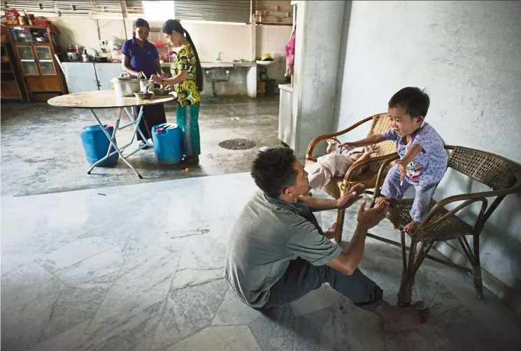  ??  ?? Mana Thang relies on his wages as a farmhand to raise his family and pay the medical bills for his daughter, Esther, who has serious medical conditions. – Photos: ELROI YEE/R.AGE