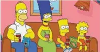  ??  ?? Da papà Homer a Lisa: la famiglia Simpson schierata sul divano