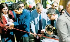  ??  ?? Students participat­ing in the cutting of the ribbon during the opening