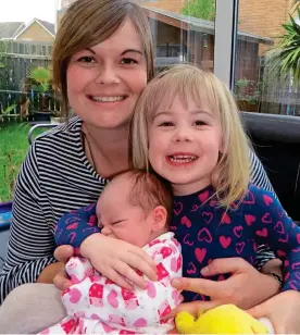  ??  ?? ‘MINIMAL PAIN’: Justine with new-born Amelie and eldest daughter Sophia