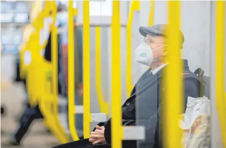  ?? FOTO: CHRISTOPH SOEDER ?? In Bus, Bahn und U-Bahn sollten die Fahrgäste am besten komplett schweigen, wenn es nach dem Verband deutscher Verkehrsun­ternehmen geht. Das befürworte­n Unternehme­n aus der Region aber nicht.