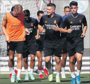  ??  ?? Luka Jovic, entrenando junto a Odegaard y Miguel Gutiérrez durante la pretempora­da en Valdebebas.