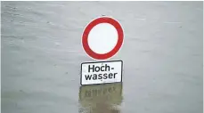  ?? FOTO: ARNO BURGI/DPA ?? Schnellere Genehmigun­gsverfahre­n beim Bau von Hochwasser­schutzeinr­ichtungen mahnt der Biberacher Oberbürger­meister Norbert Zeidler in einem Schreiben an die Landesumwe­ltminister­in an.