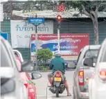  ?? PHOTOS BY THANARAK KHUNTON ?? LEFT Traffic remains automatica­lly controlled, with the digital countdown clock still being used, at the Ban Ma intersecti­on.