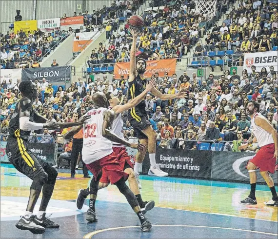  ?? FOTO: EFE ?? Sin respuesta a los triples Los hombres de negro tutearon durante tres cuartos al Iberostar, pero acabaron cediendo ante el acierto en el tiro lejano de los tinerfeños en la recta final