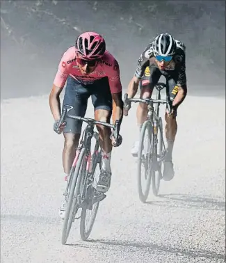  ?? LUCA BETTINI / AFP ?? Egan Bernal llançant la cursa en un dels quatre trams de sterrato ahir al Giro