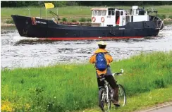  ?? Fotos: dpa/Philipp Schulze; Jens Wolf ?? Fließt durch sieben Bundesländ­er: die Elbe. Der Elberadweg wird jährlich von schätzungs­weise 150 000 Fernradler­n genutzt.