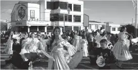  ??  ?? PARTICIPAC­IÓN. Los estudiante­s de décimo año ejecutando una danza peruana.