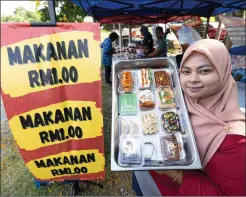  ?? — Bernama photos ?? Nurul Nartisa admits that the RM1 pricing introduced for this Ramadan has become a big draw.