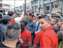  ?? ÉDGAR ROMERO / EXPRESO ?? Reacción. Decenas de motoristas denuncian acoso de las autoridade­s.