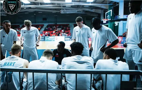  ?? ONE20MEDIA ?? > Paul James discusses tactics with his Plymouth City Patriots team during the defeat to Leicester Riders. Tonight they face Surrey Scorchers at the Pavilions