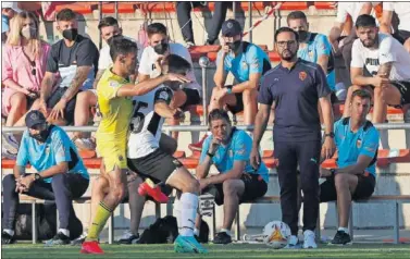  ??  ?? José Bordalás observa una acción del partido eentre Pedraza y Alberto Marí.