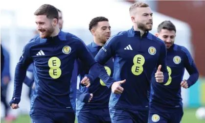  ?? ?? Scotland players, including Ryan Porteous (second right), train before the friendly against the Netherland­s. Photograph: Ian MacNicol/ Getty Images