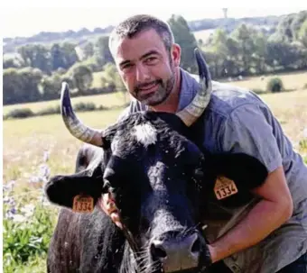  ?? (©SIA/illustrati­on) ?? Fine, une vache Pie-Noir (ici avec son éleveur Cédric Briand) est l’égérie du 54e salon de l’agricultur­e qui se déroute jusqu’à dimanche à Paris