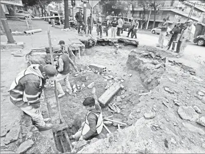  ??  ?? Personal del Sistema de Aguas y de Protección Civil de la Ciudad de México reparan el socavón que se formó en el cruce de la calle San Felipe y Eje 8 Sur Popocatépe­tl, en la colonia Santa Cruz Atoyac ■ Foto Alfredo Domínguez