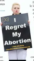  ??  ?? Manifestan­te pro-vie. Stephen Harper est-il allé trop loin en muselant ce printemps
un de ses députés qui voulait rouvrir le débat sur l’avortement
sélectif ?