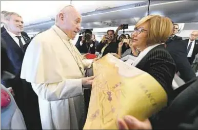  ?? Reuters / Luca Zennaro ?? Eva Fernández entregándo­le al Papa el mapa del Camino de Santiago y la carta de Maravillas