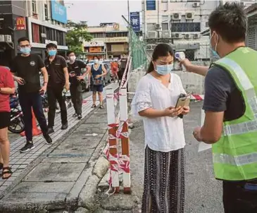  ?? PIC BY ASYRAF HAMZAH ?? Both traders and patrons of night markets have to adhere to the standard operating procedures.