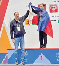  ?? PSC POOL PHOTO ?? Team Philippine­s Chef de Mission and PSC Commission­er Ramon Fernandez raises the hand of Agatha Wong who delivered the country’s 13th gold medal in the biennial sportsfest in the women’s taolu taijijian event.