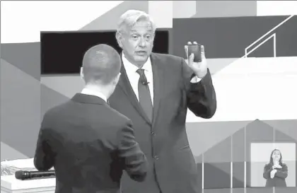  ??  ?? Ayer ante reporteros, Andrés Manuel López Obrador recordó lo dicho en el debate a Ricardo Anaya sobre su cartera: “aquí con ustedes no hay problema, ni me meto la mano en la bolsa; allá la traía en la mano” ■ Imagen tomada de la transmisió­n