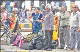  ?? RAJ K RAJ / HT PHOTO ?? Many passengers were stranded at the New Delhi railway station in the absence of autoricksh­aws and taxis on Wednesday. Heavy rains worsened their plight.