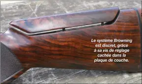  ??  ?? Le système Browning est discret, grâce à sa vis de réglage cachée dans la plaque de couche.