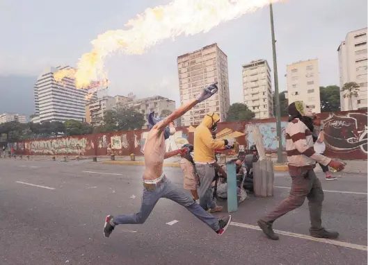  ?? AP ?? Caracas al rojo. Una revuelta de 2017 contra el gobierno de Nicolás Maduro, una imagen para la que la izquierda no tiene palabras, como señala Aguilar.