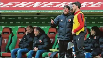  ?? Foto: imago/Krieger ?? Gojko Kacar (rechts) bekommt als Ersatzspie­ler Anweisunge­n von Co Trainer Florian Ernst. Doch der Serbe will in Zukunft wieder mehr spielen.