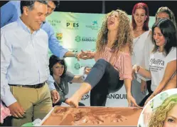  ?? FOTOS: AFP ?? FELIZ. Shakira pone el “pie inicial”para la construcci­ón de una escuela en Barranquil­la.