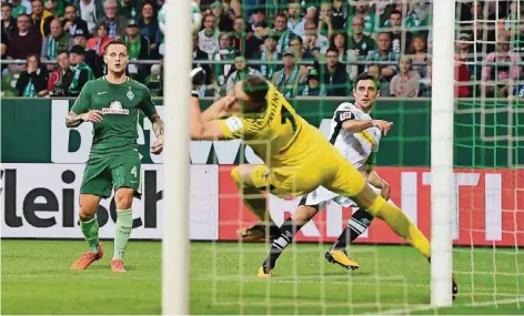  ?? FOTO: DPA ?? Lars Stindl nimmt Maß und erzielt das 1:0. Bremens TorhüterJi­ri Pavlenka und Abwehrspie­ler Robert Bauer können dem Ball nur hinterhers­chauen.